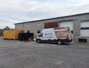 Zateplení stropu výrobní haly pomocí foukané izolace